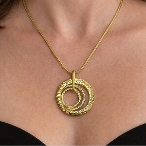 ♥️ Liz Claiborne Gold-Tone Textured Circle Necklace